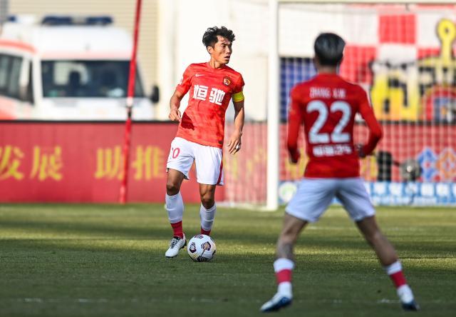 九游体育官网-两进两出三年六次变身 郑智是广州队唯一答案？